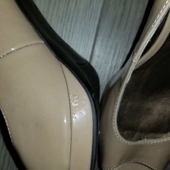 Bandolino Faux Pantent Leather Taupe Heel - Picture 3 of 4